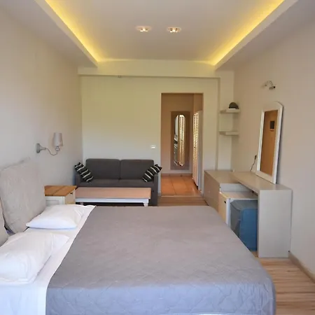 מלון Callisto Beach